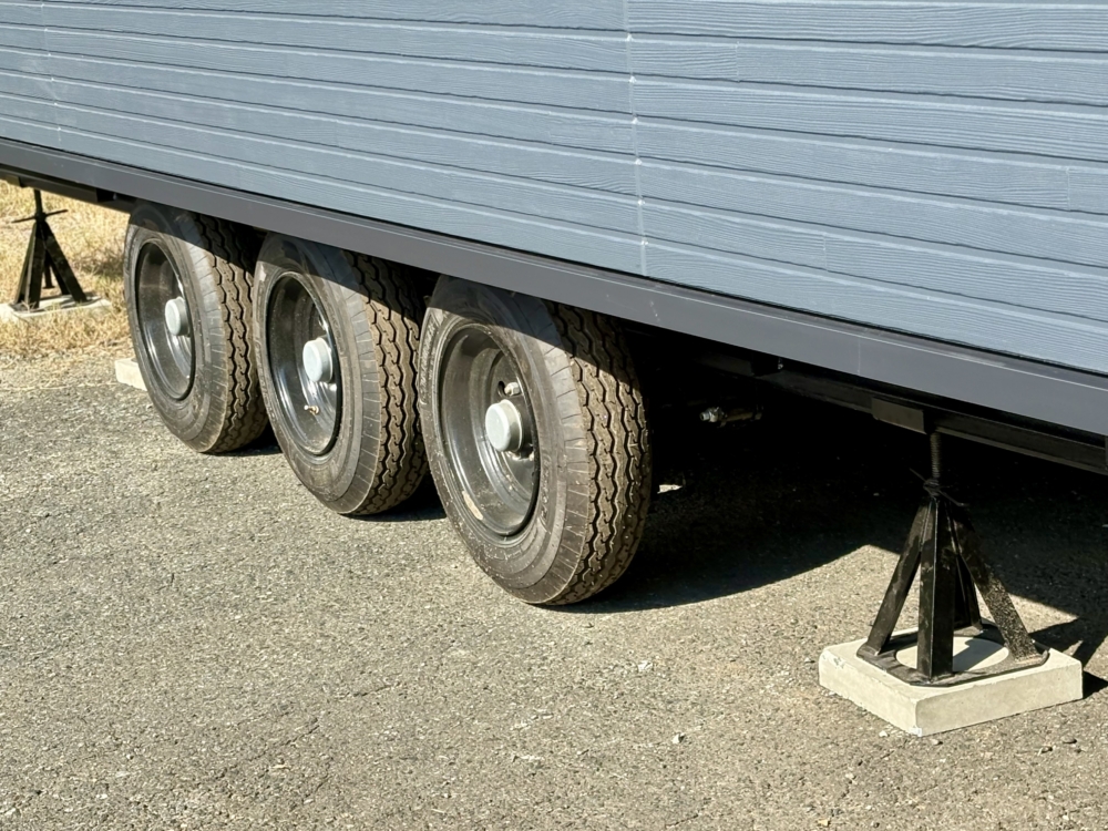 トレーラーハウスのタイヤとジャッキのお話